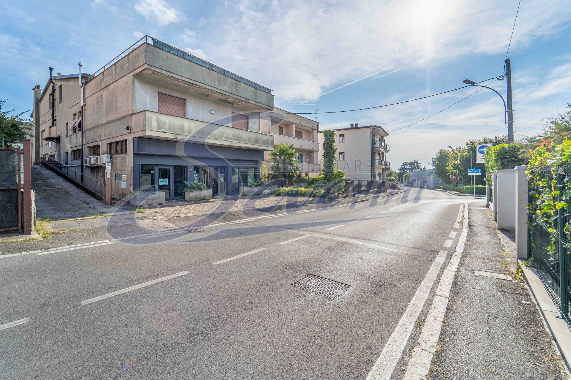 Locale commerciale in vendita a Casatenovo
