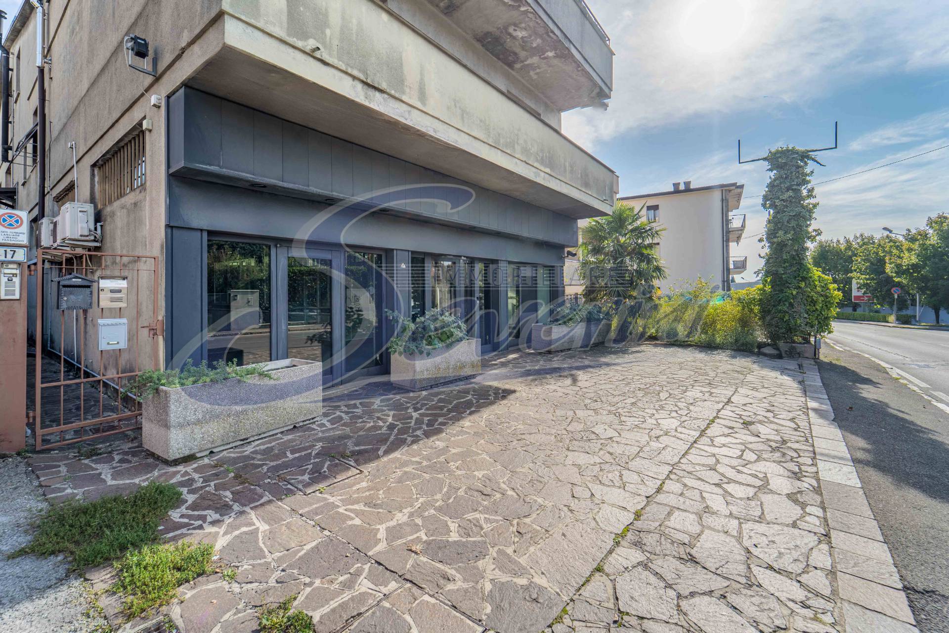 Locale commerciale in vendita a Casatenovo