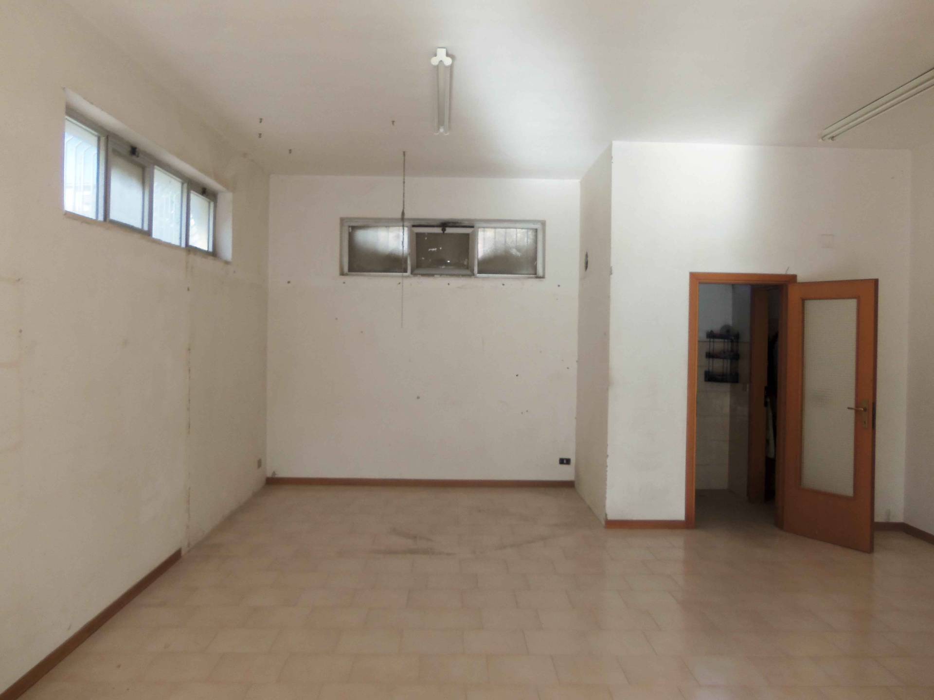 Locale artigianale/laboratorio in vendita a Acquaviva Picena, Residenziale