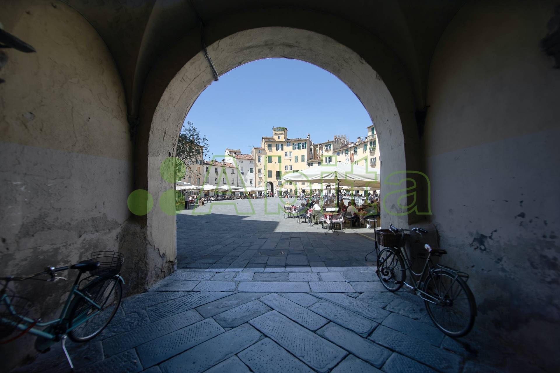 Locale commerciale in vendita a Lucca, San Marco