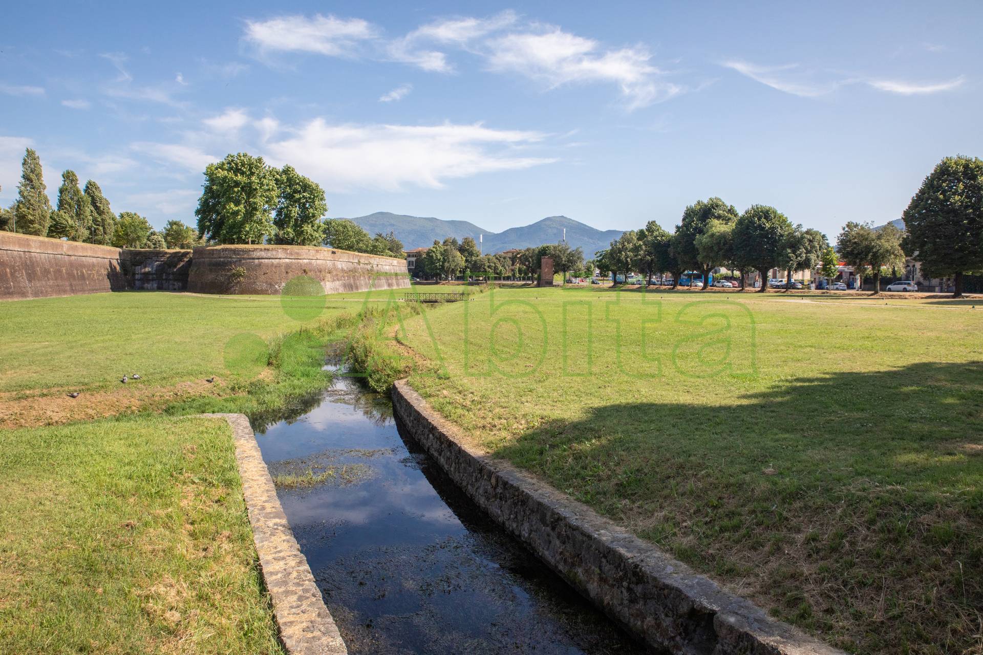 Locale commerciale in vendita a Lucca, San Marco