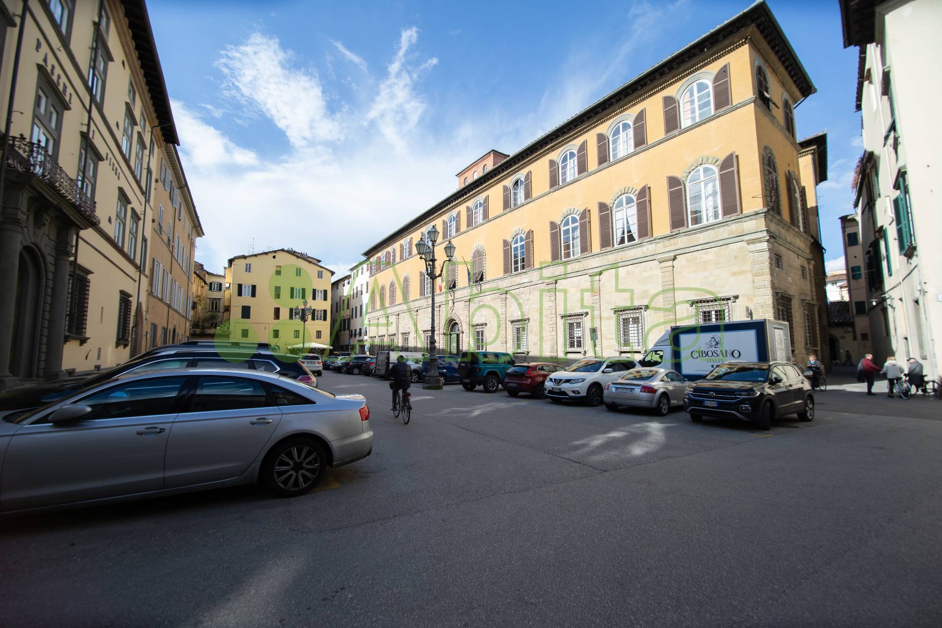 Locale commerciale in vendita a Lucca, San Marco