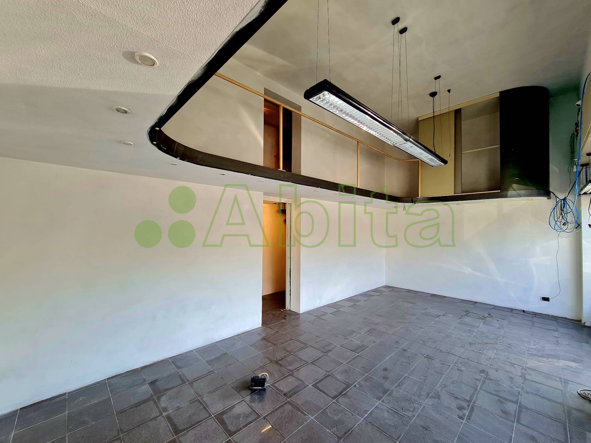 Locale commerciale in affitto a Lucca, San Marco