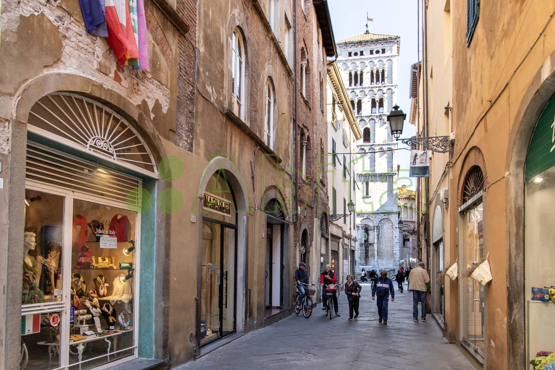 Locale commerciale in affitto a Lucca, Centro storico