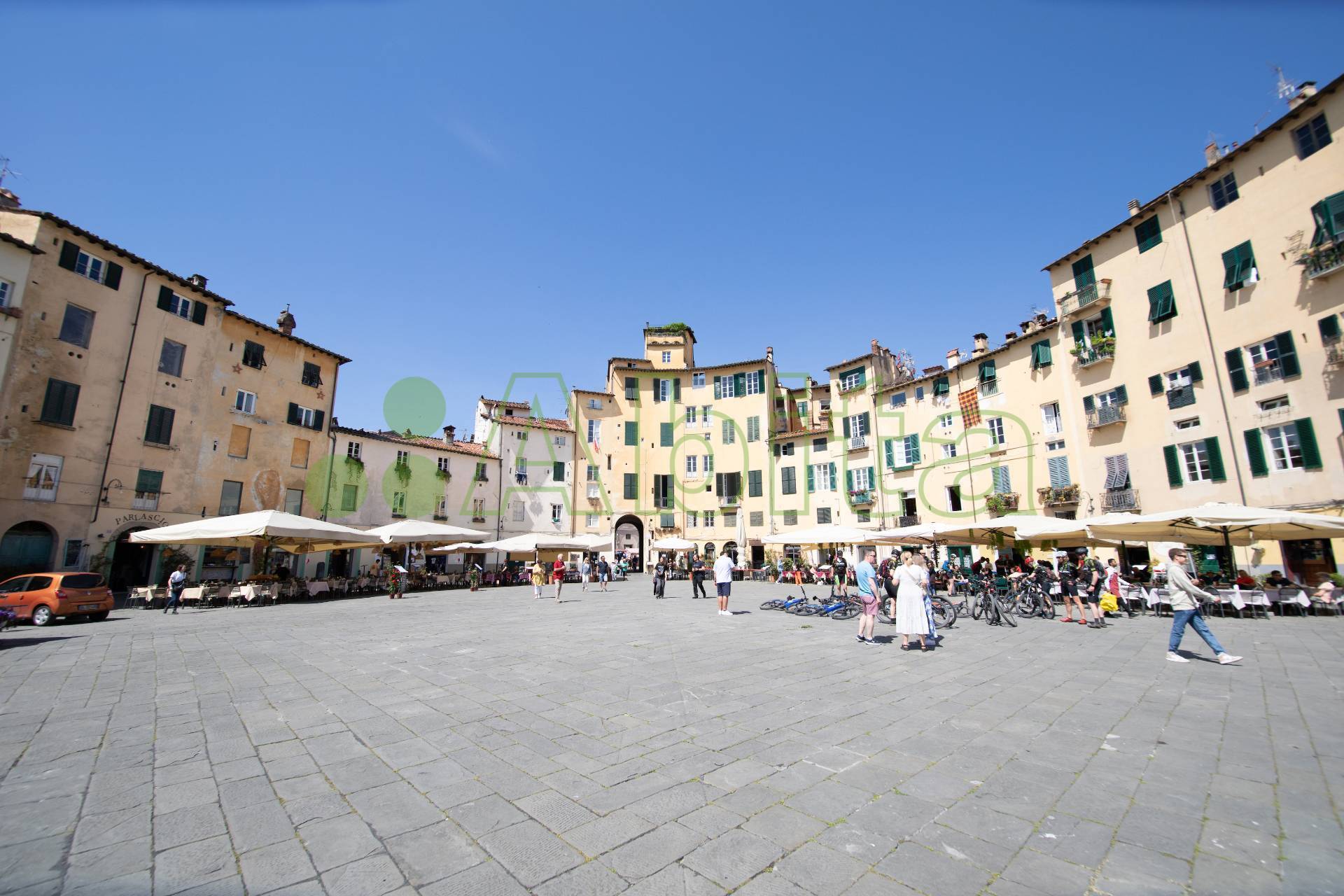 Locale commerciale in affitto a Lucca, Centro storico