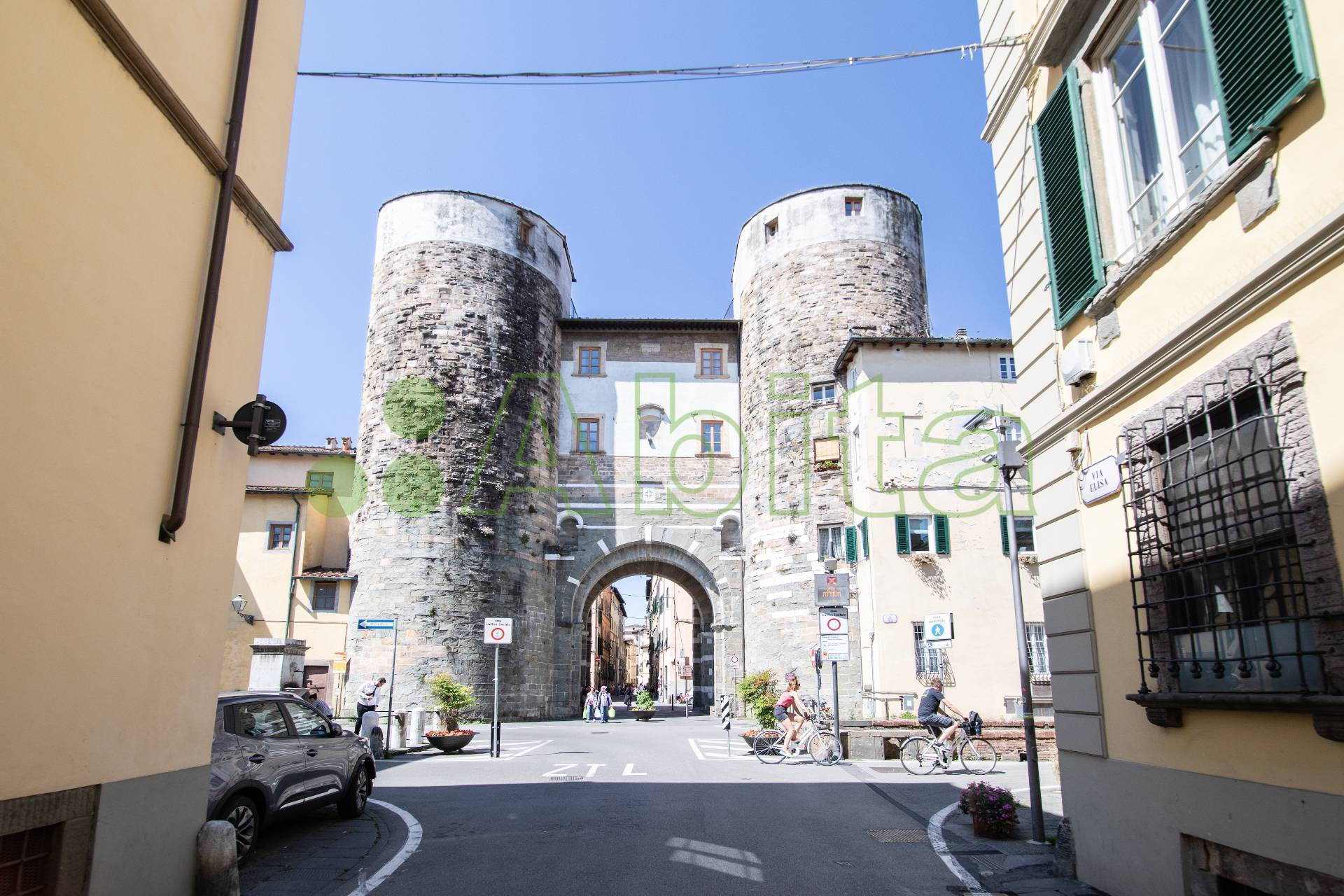 Locale commerciale in affitto a Lucca, Centro storico