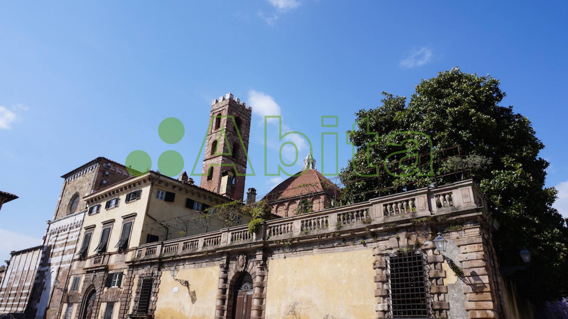 Locale commerciale in vendita a Lucca, Centro storico