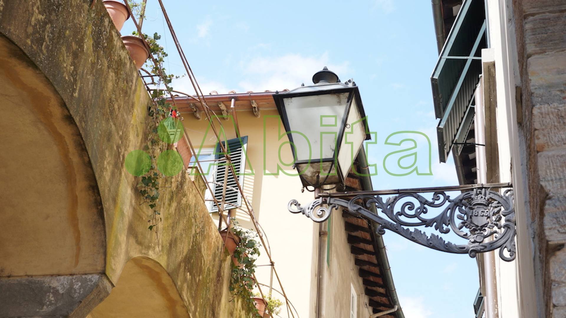 Locale commerciale in vendita a Lucca, Centro storico