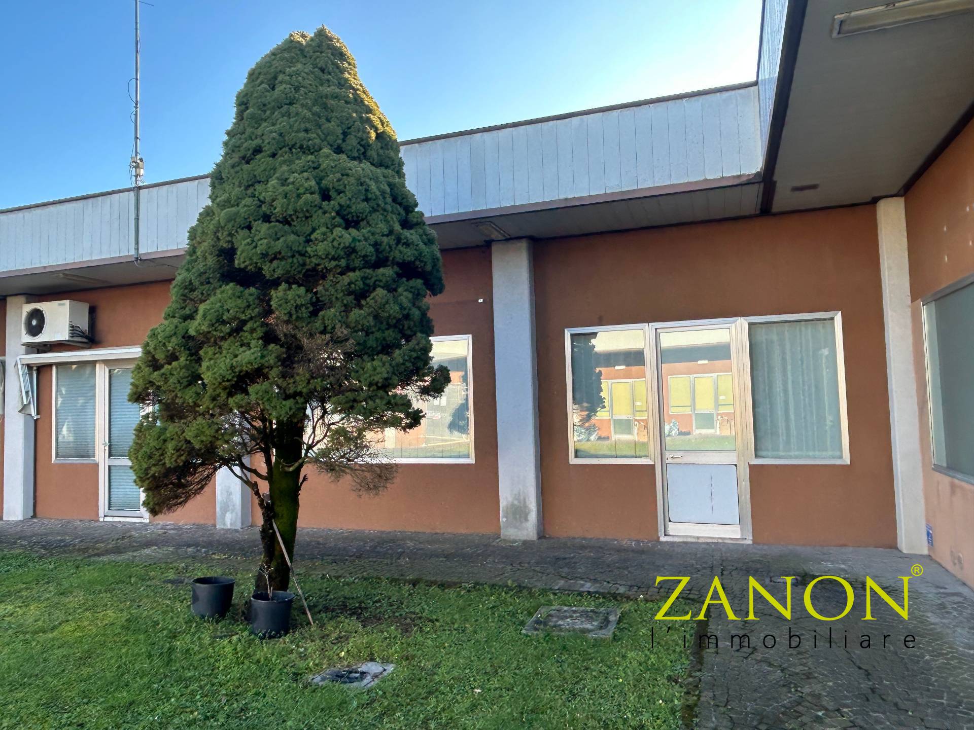 Locale commerciale in vendita a Corno di Rosazzo