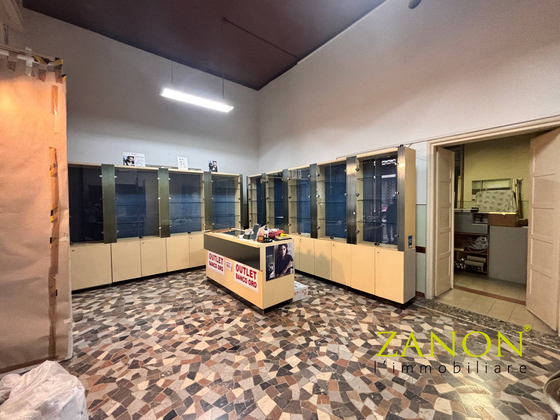 Locale commerciale in vendita a Gorizia, Centro storico