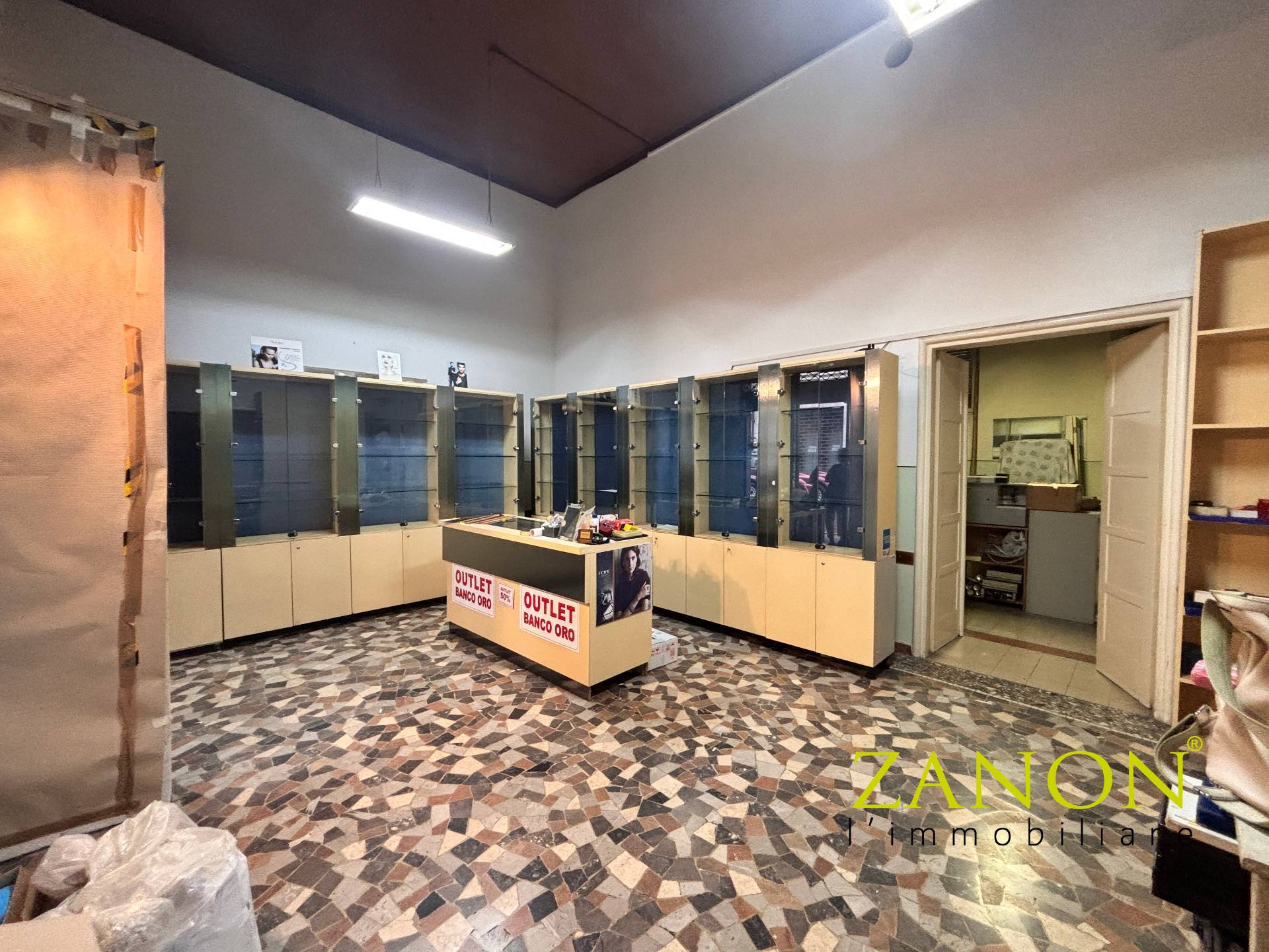Locale commerciale in vendita a Gorizia, Centro storico