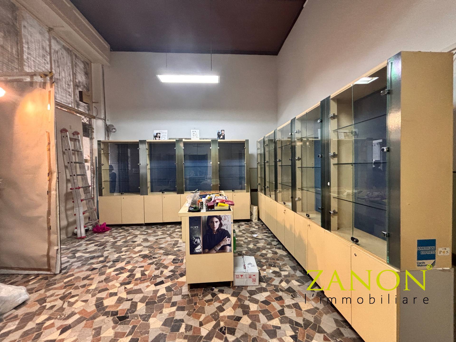 Locale commerciale in vendita a Gorizia, Centro storico