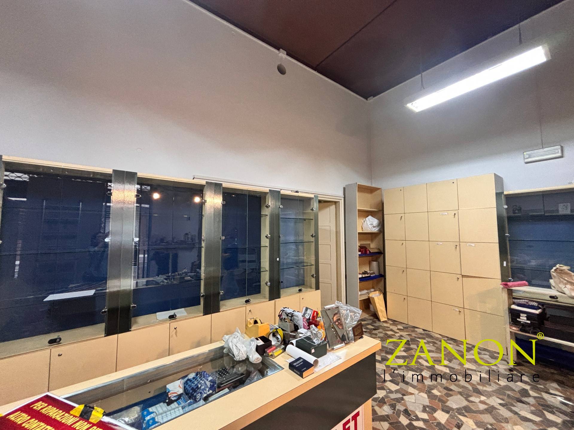 Locale commerciale in vendita a Gorizia, Centro storico