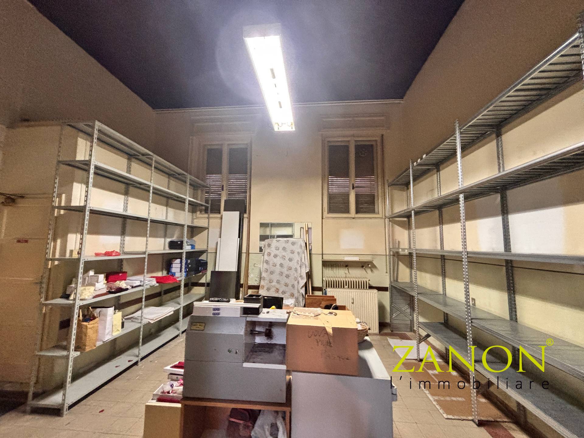 Locale commerciale in vendita a Gorizia, Centro storico