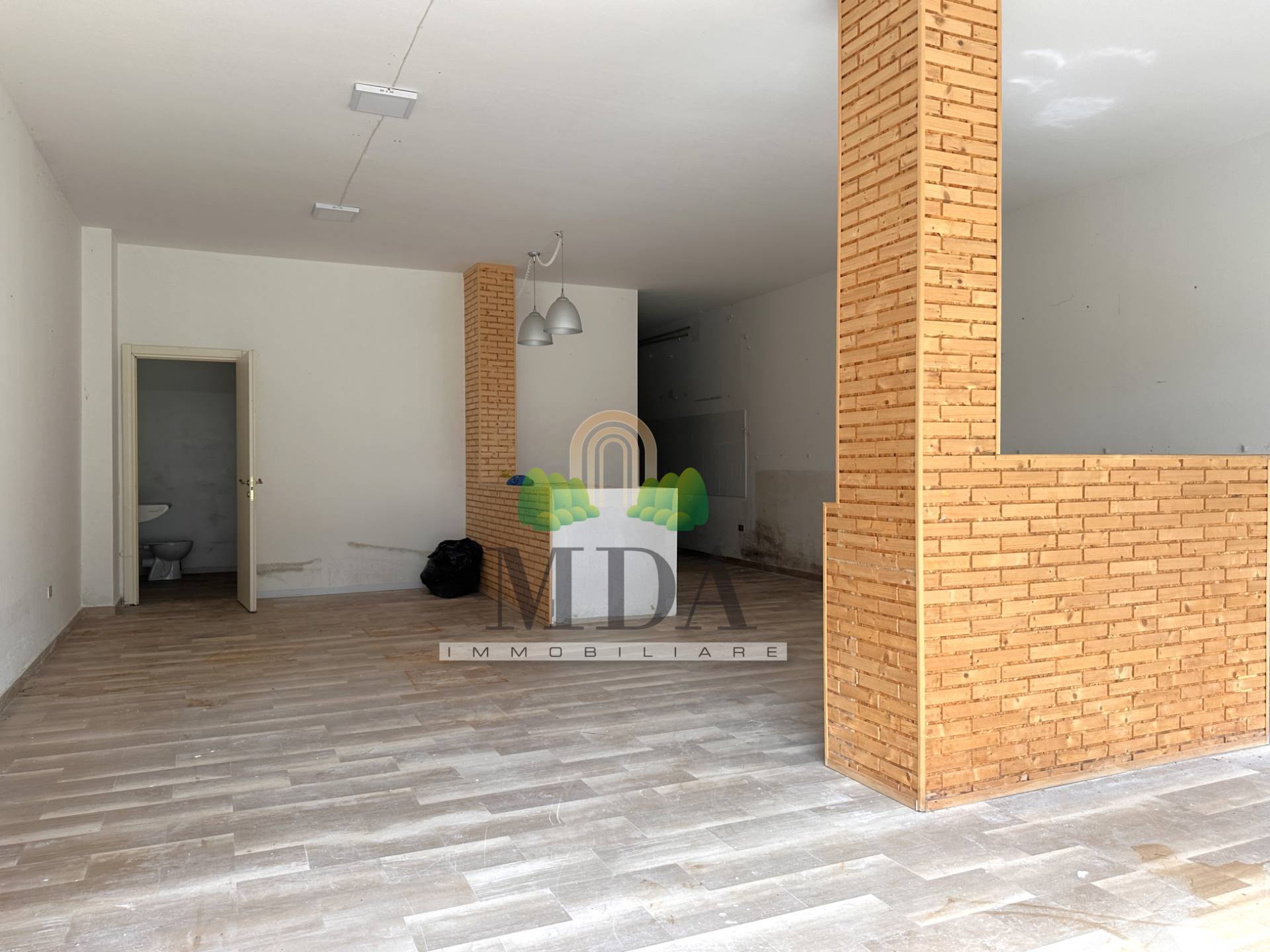 Locale commerciale in vendita a Martinsicuro, Villa Rosa