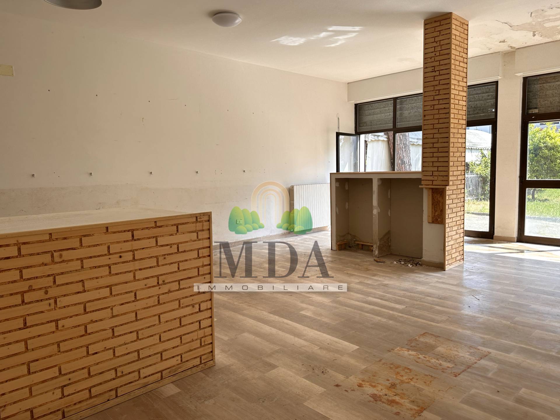 Locale commerciale in vendita a Martinsicuro, Villa Rosa