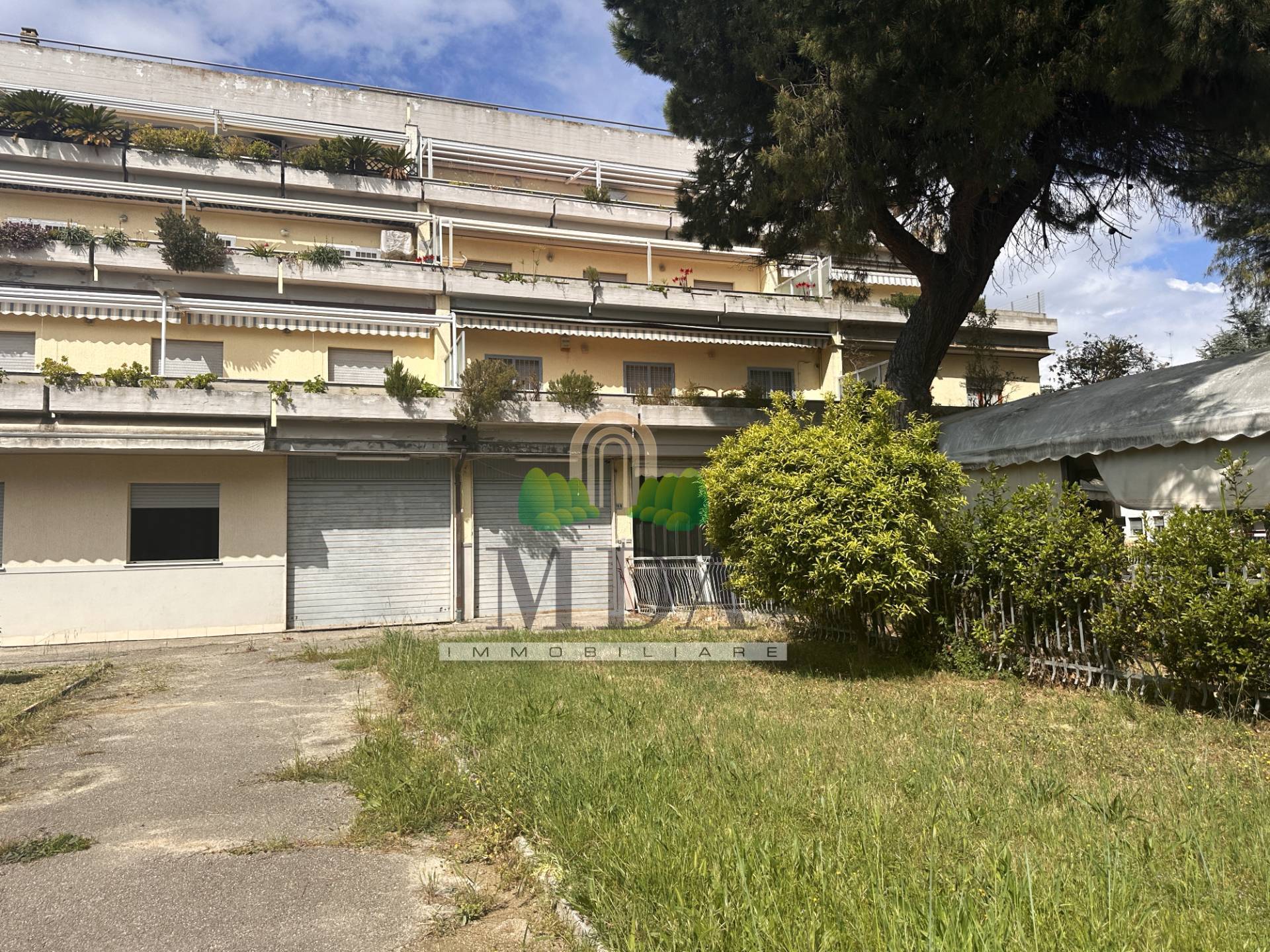 Locale commerciale in vendita a Martinsicuro, Villa Rosa