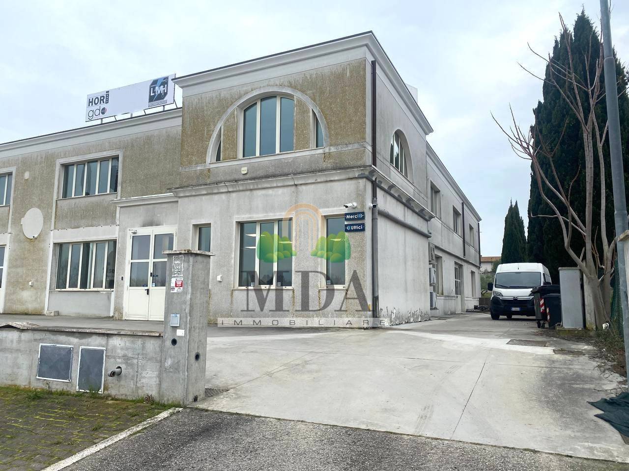 Locale commerciale in vendita a Alba Adriatica, Alba Adriatica