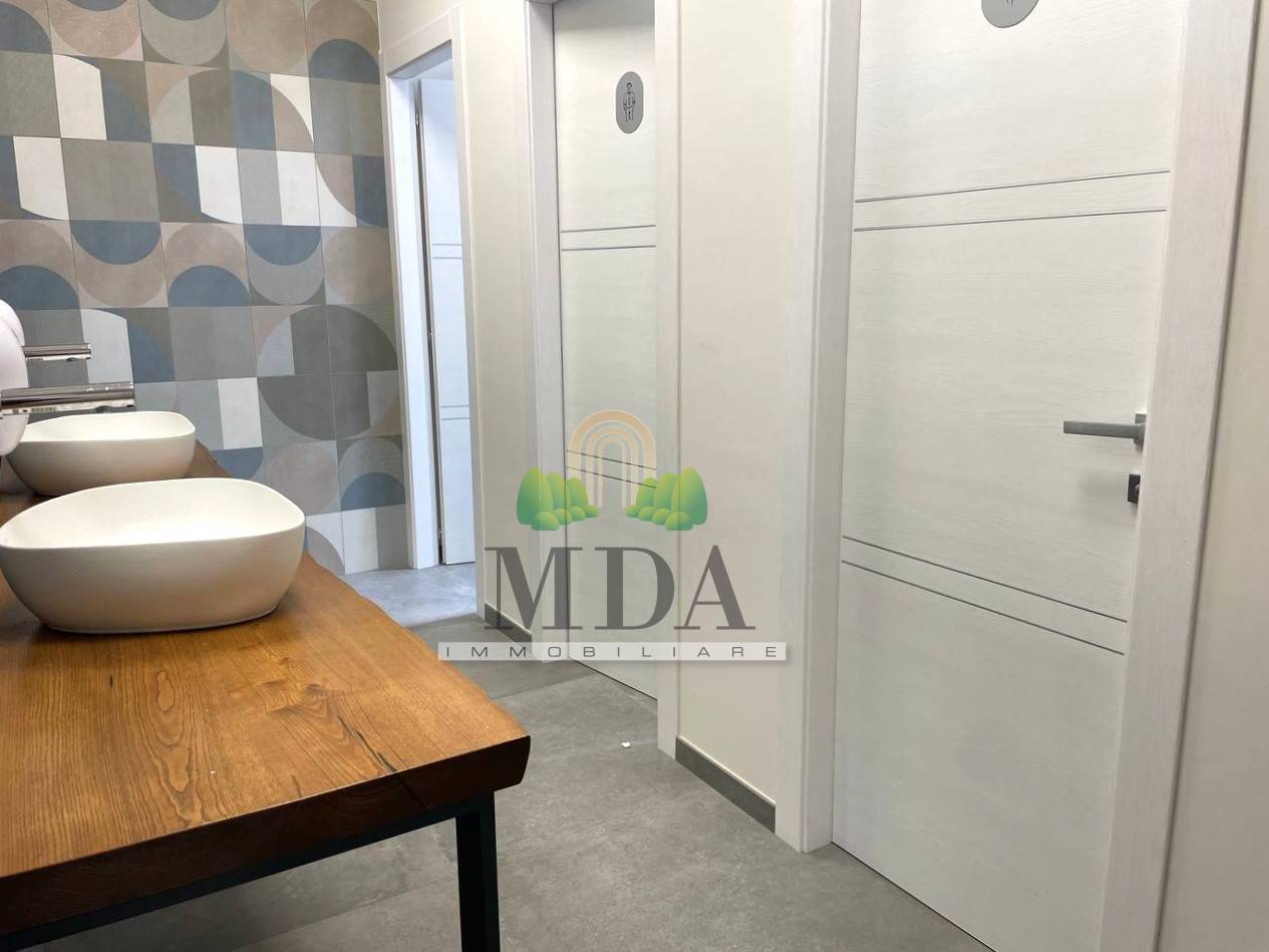 Locale commerciale in vendita a Alba Adriatica, Alba Adriatica