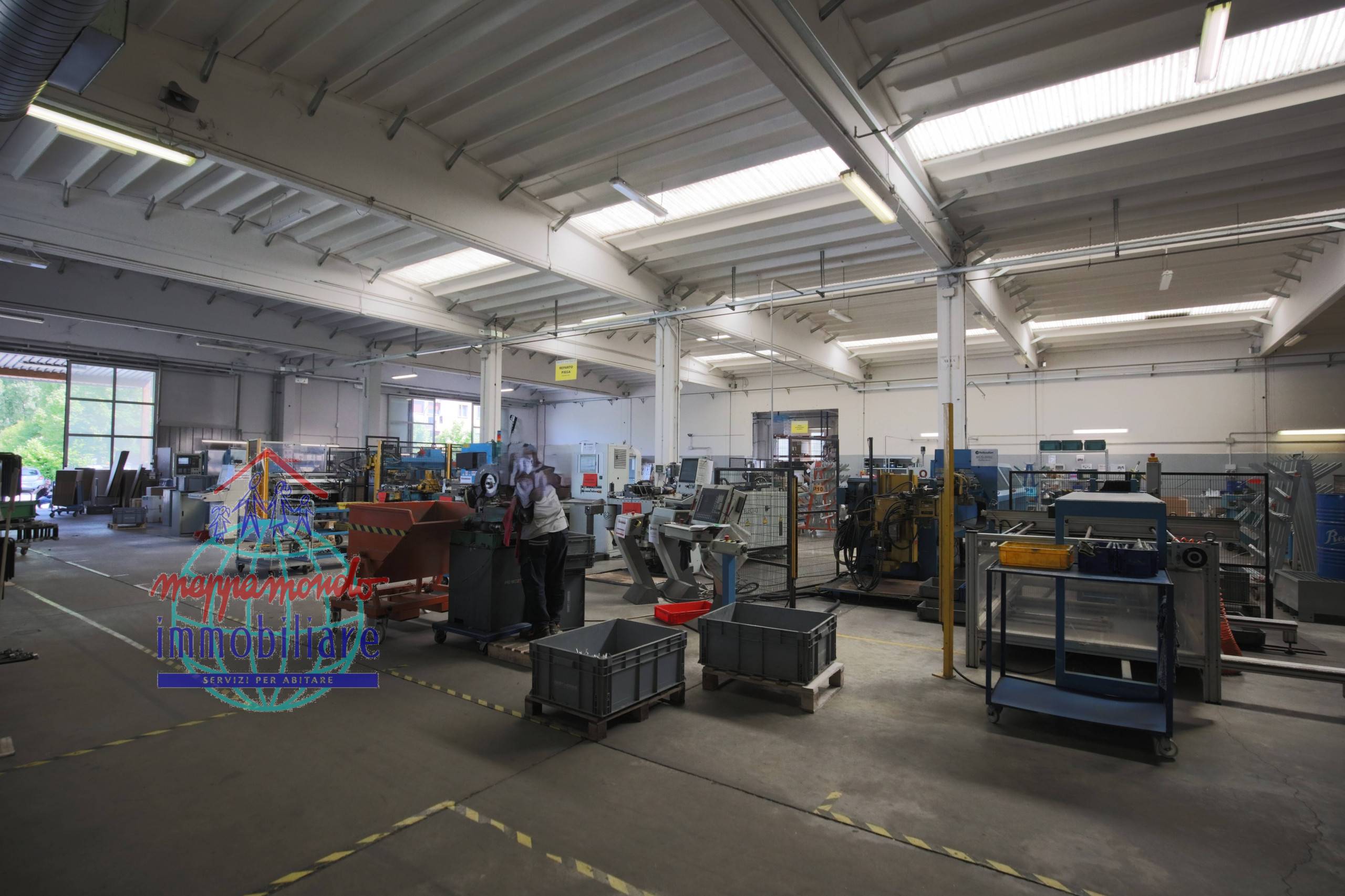 Capannone in vendita a Cento, Cento