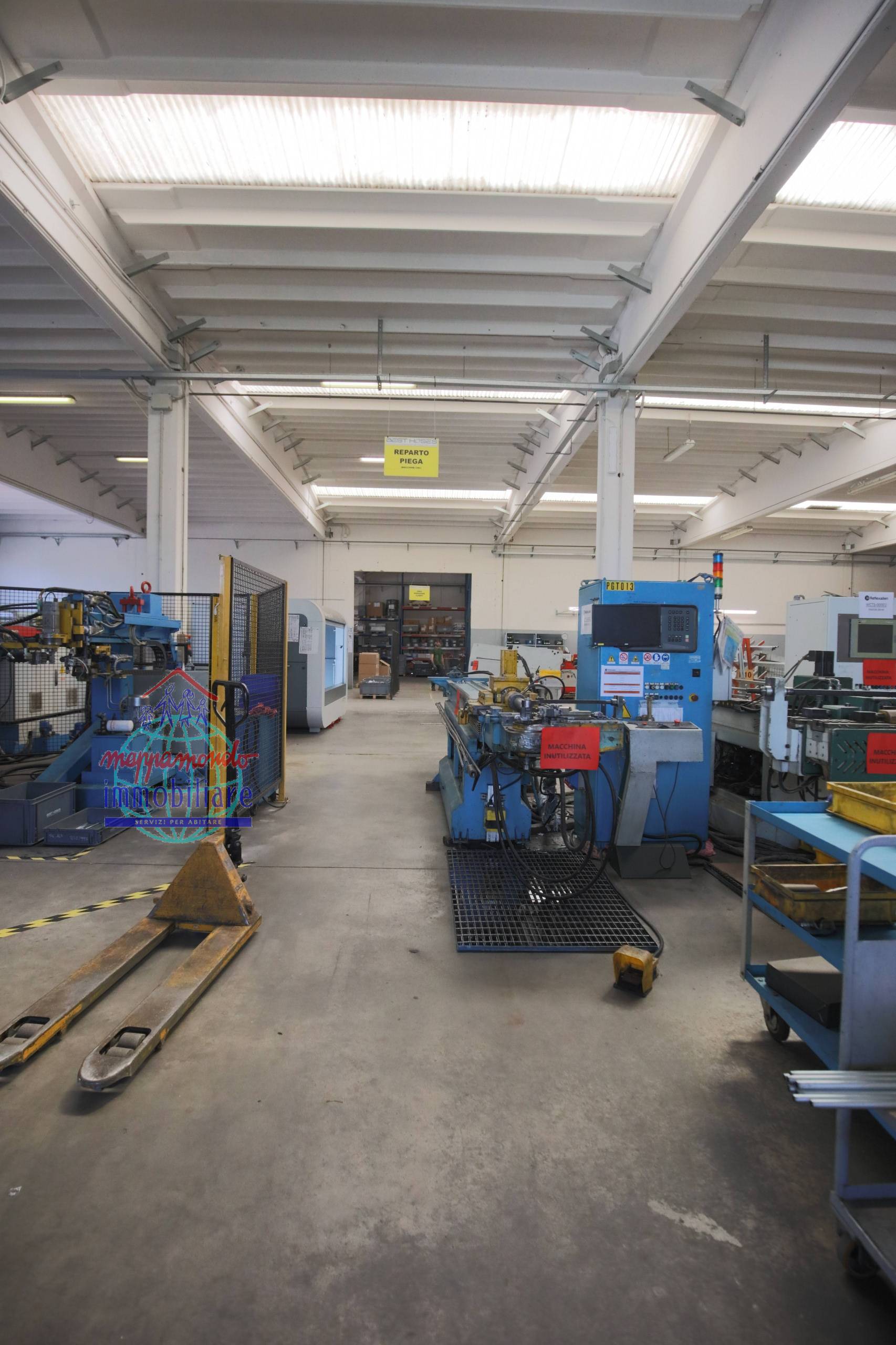 Capannone in vendita a Cento, Cento
