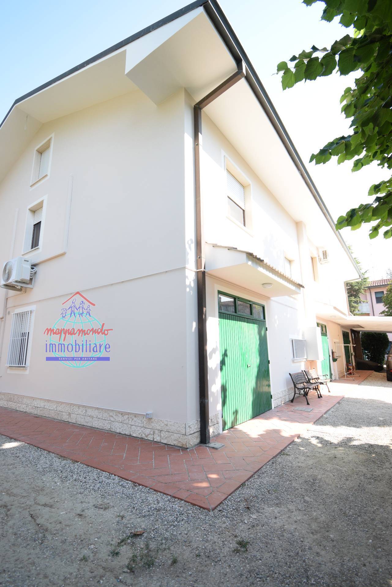 Bi-Tri-Quadrifamiliare in affitto a Cento, Corporeno