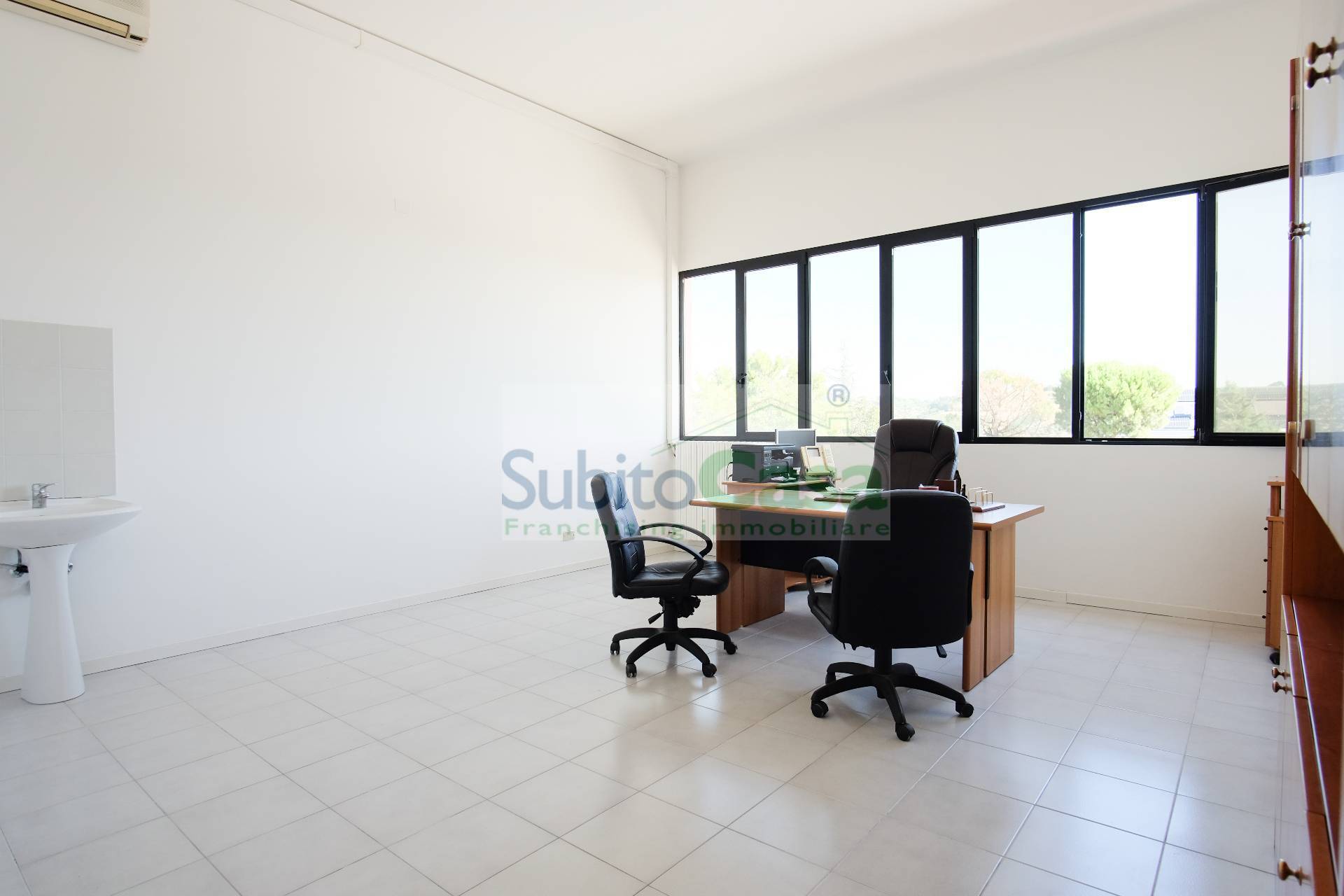 Ufficio in vendita a Chieti, Chieti Zona Levante