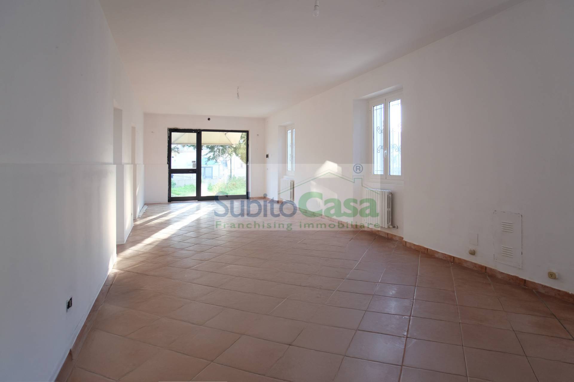 Locale commerciale in affitto a Chieti, Chieti Scalo universit