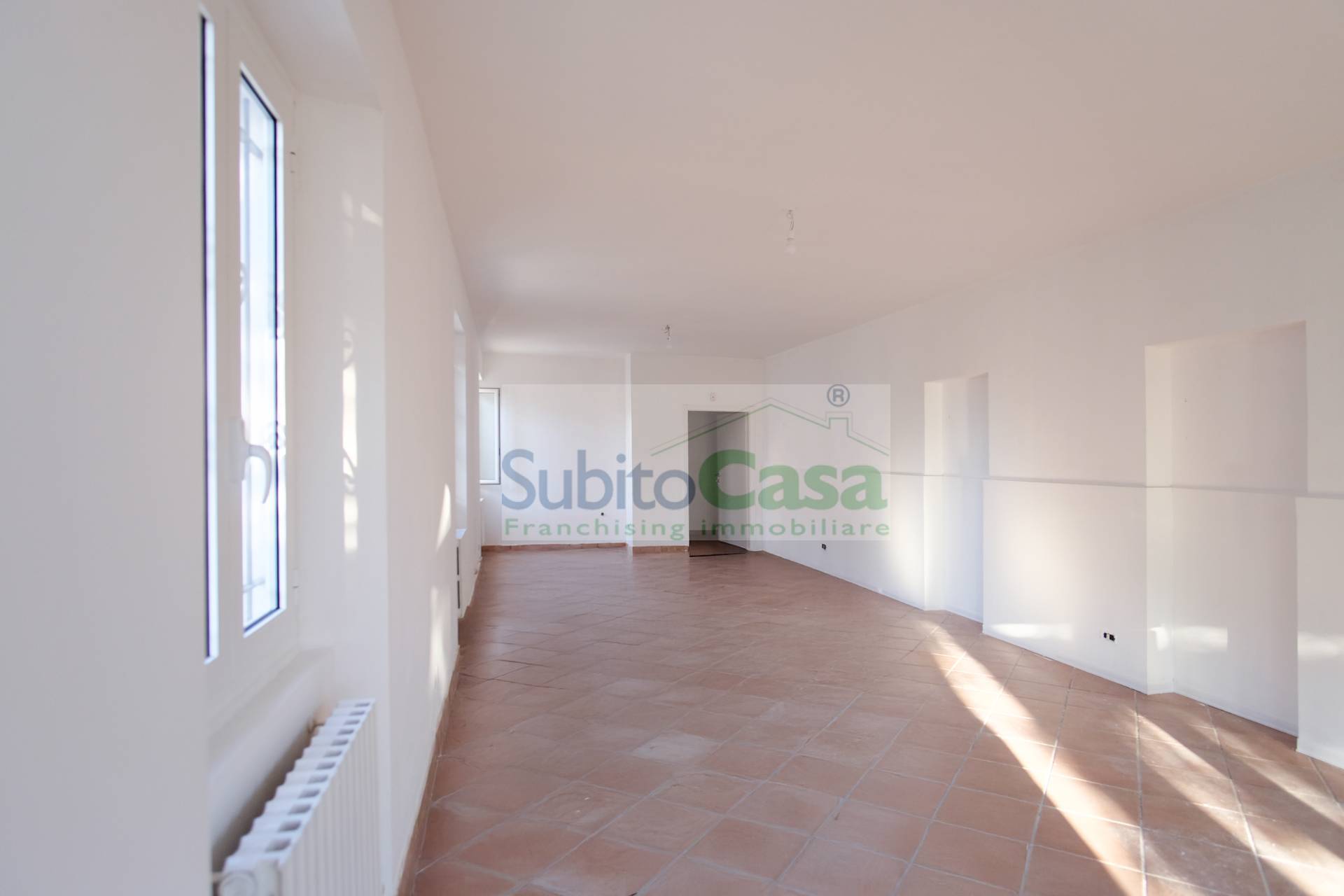 Locale commerciale in affitto a Chieti, Chieti Scalo universit