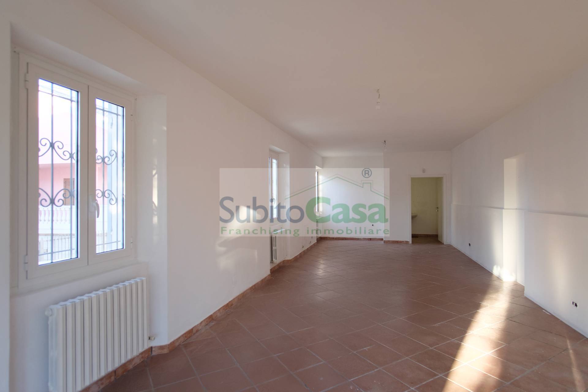 Locale commerciale in affitto a Chieti, Chieti Scalo universit