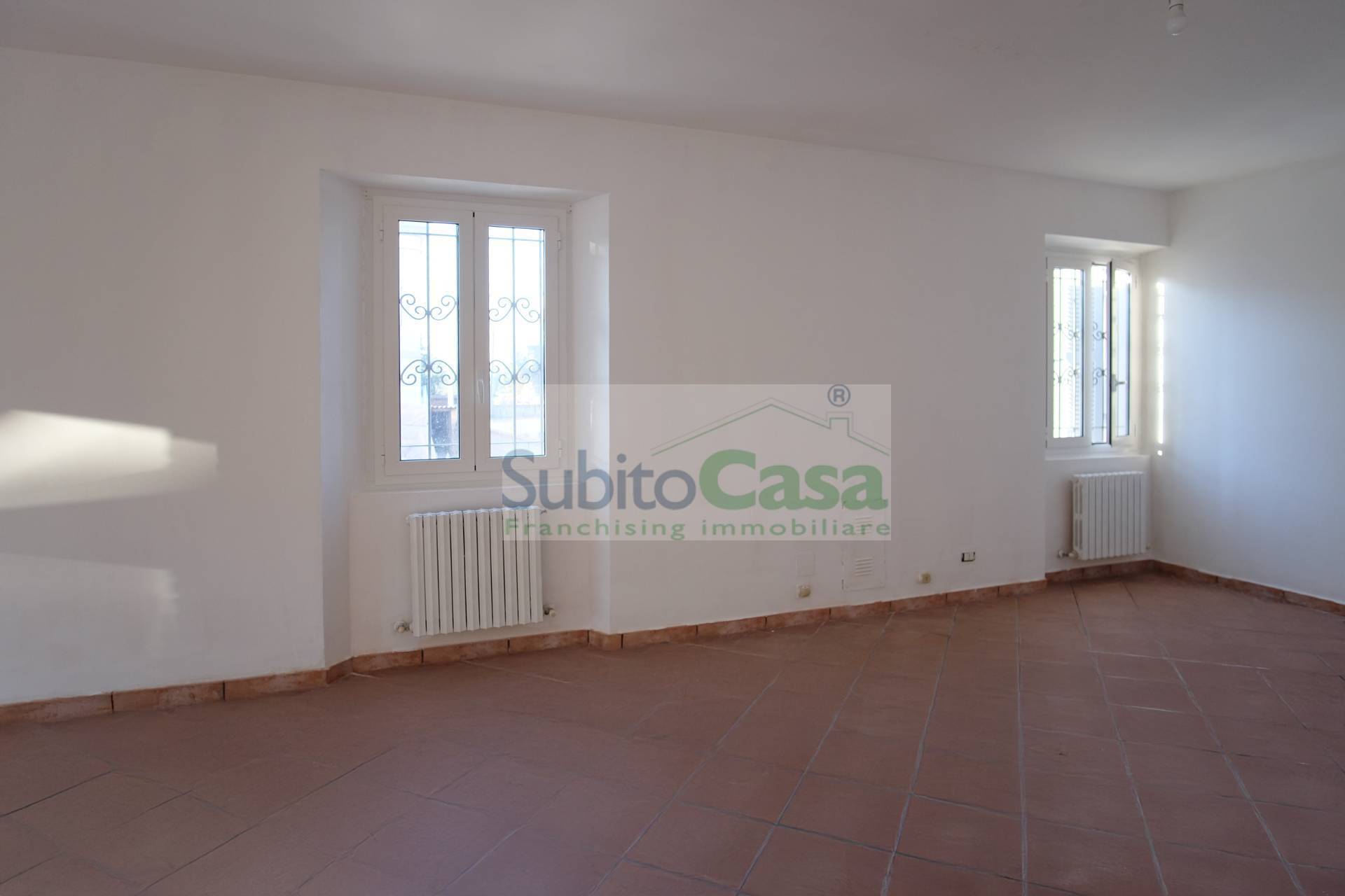 Locale commerciale in affitto a Chieti, Chieti Scalo universit