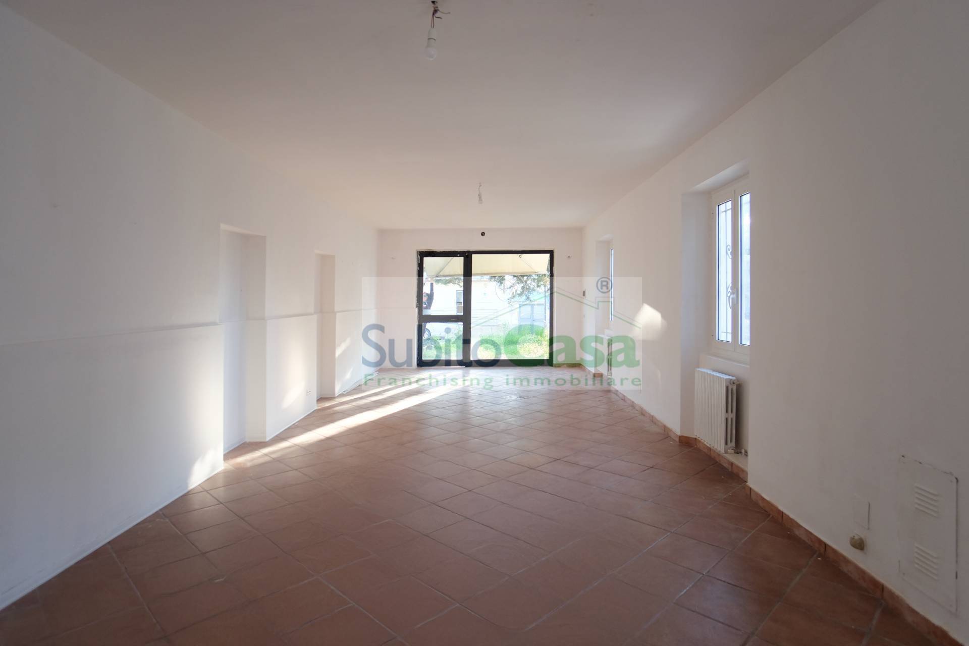 Locale commerciale in affitto a Chieti, Chieti Scalo universit