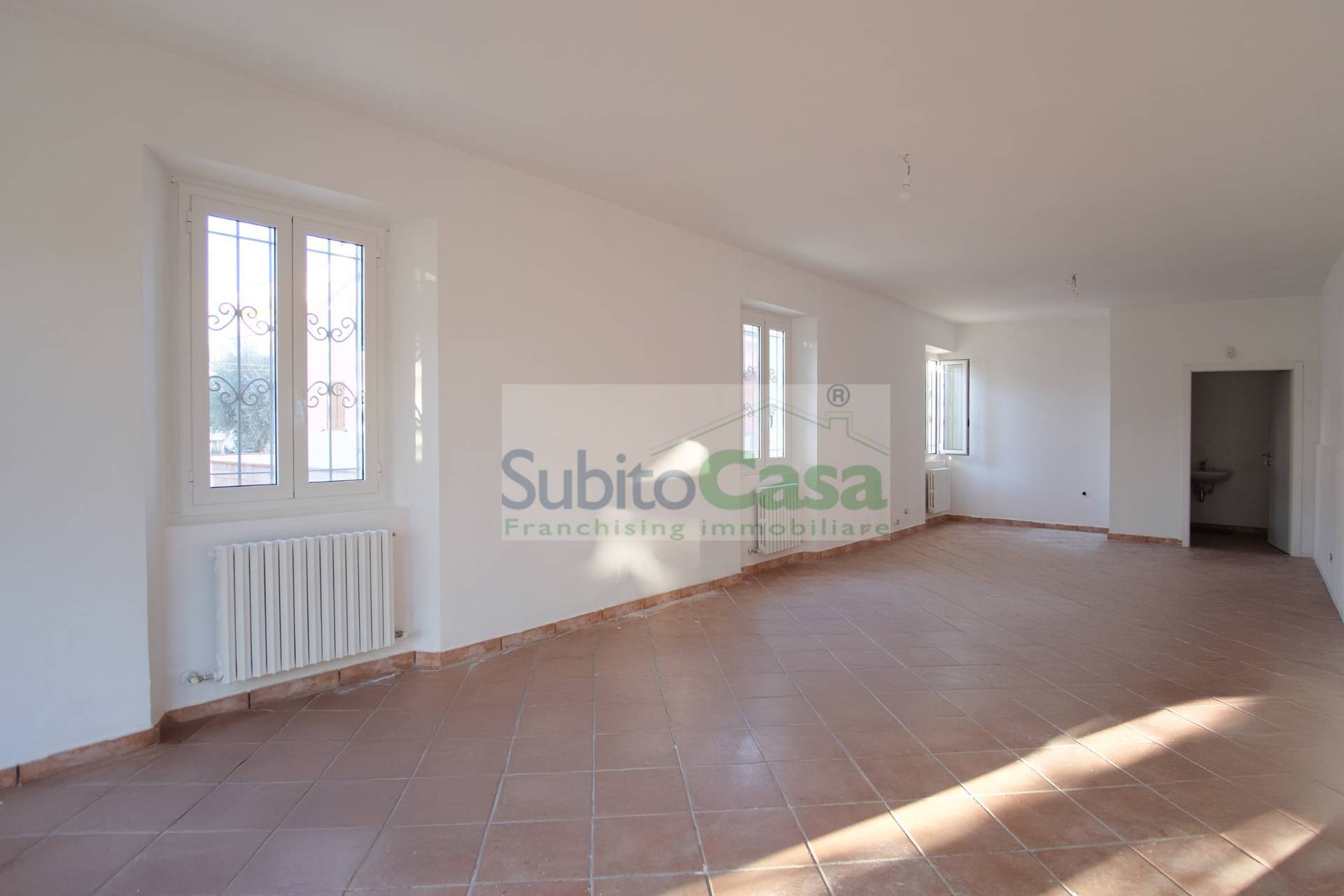 Locale commerciale in affitto a Chieti, Chieti Scalo universit