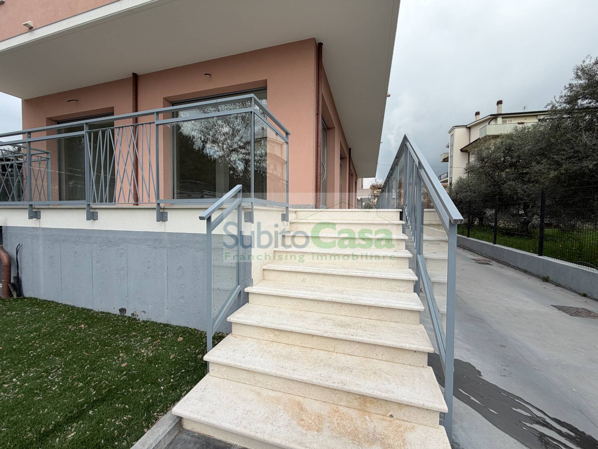 Locale commerciale in affitto a Cepagatti, Cepagatti Centro