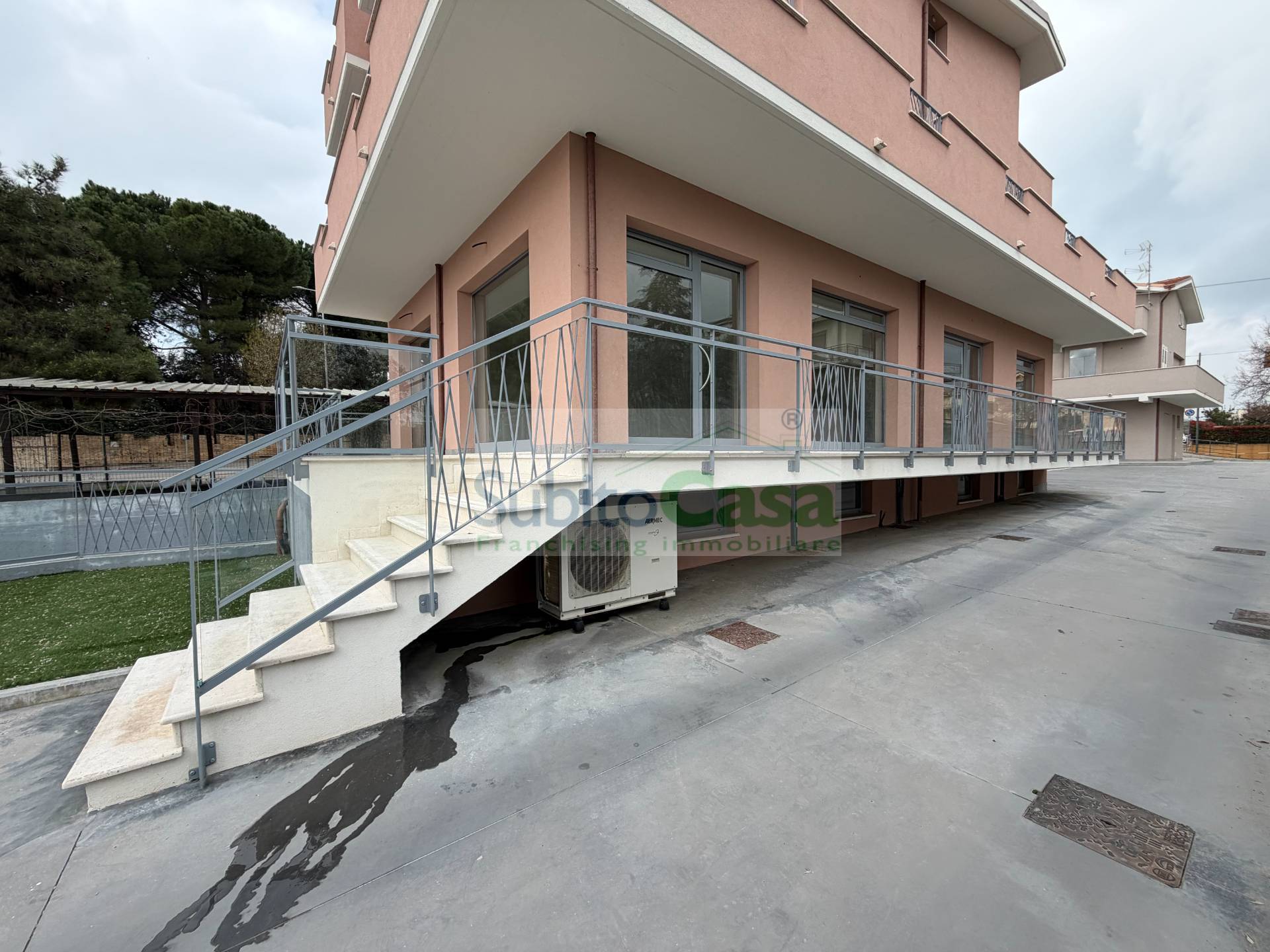 Locale commerciale in affitto a Cepagatti, Cepagatti Centro