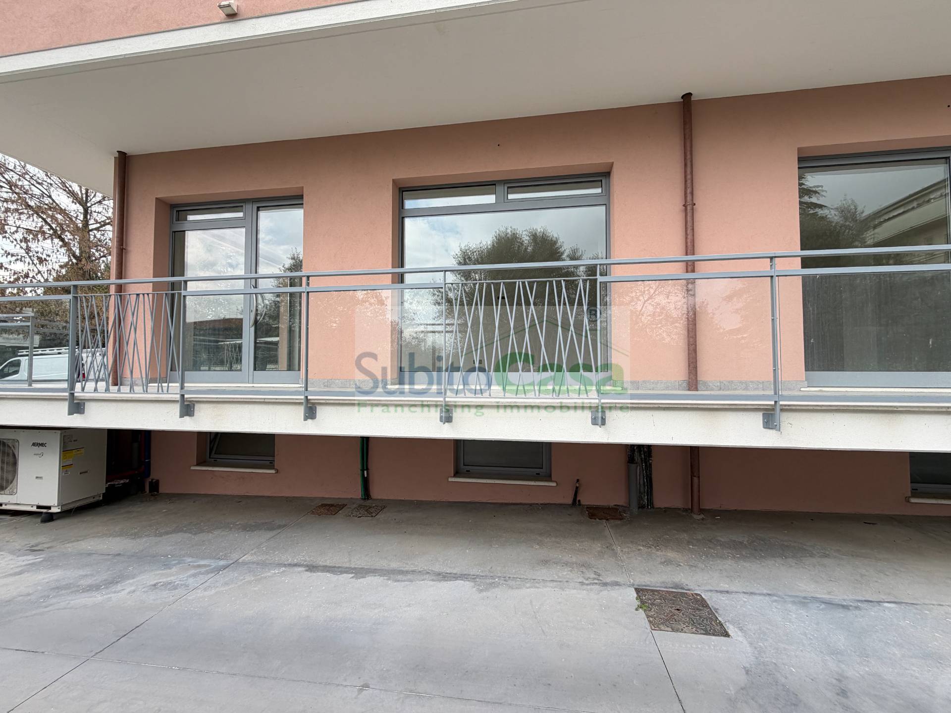 Locale commerciale in affitto a Cepagatti, Cepagatti Centro