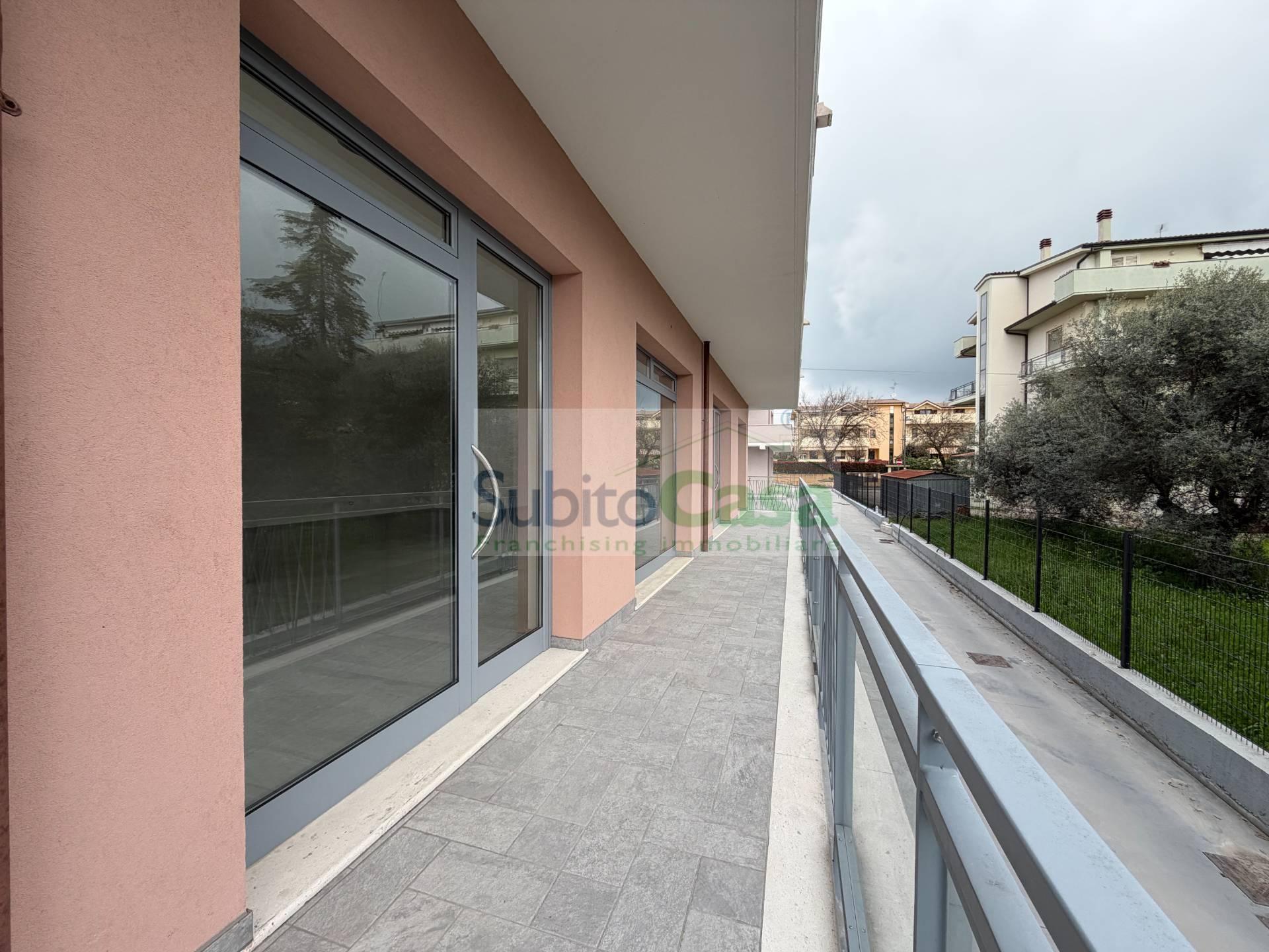 Locale commerciale in affitto a Cepagatti, Cepagatti Centro