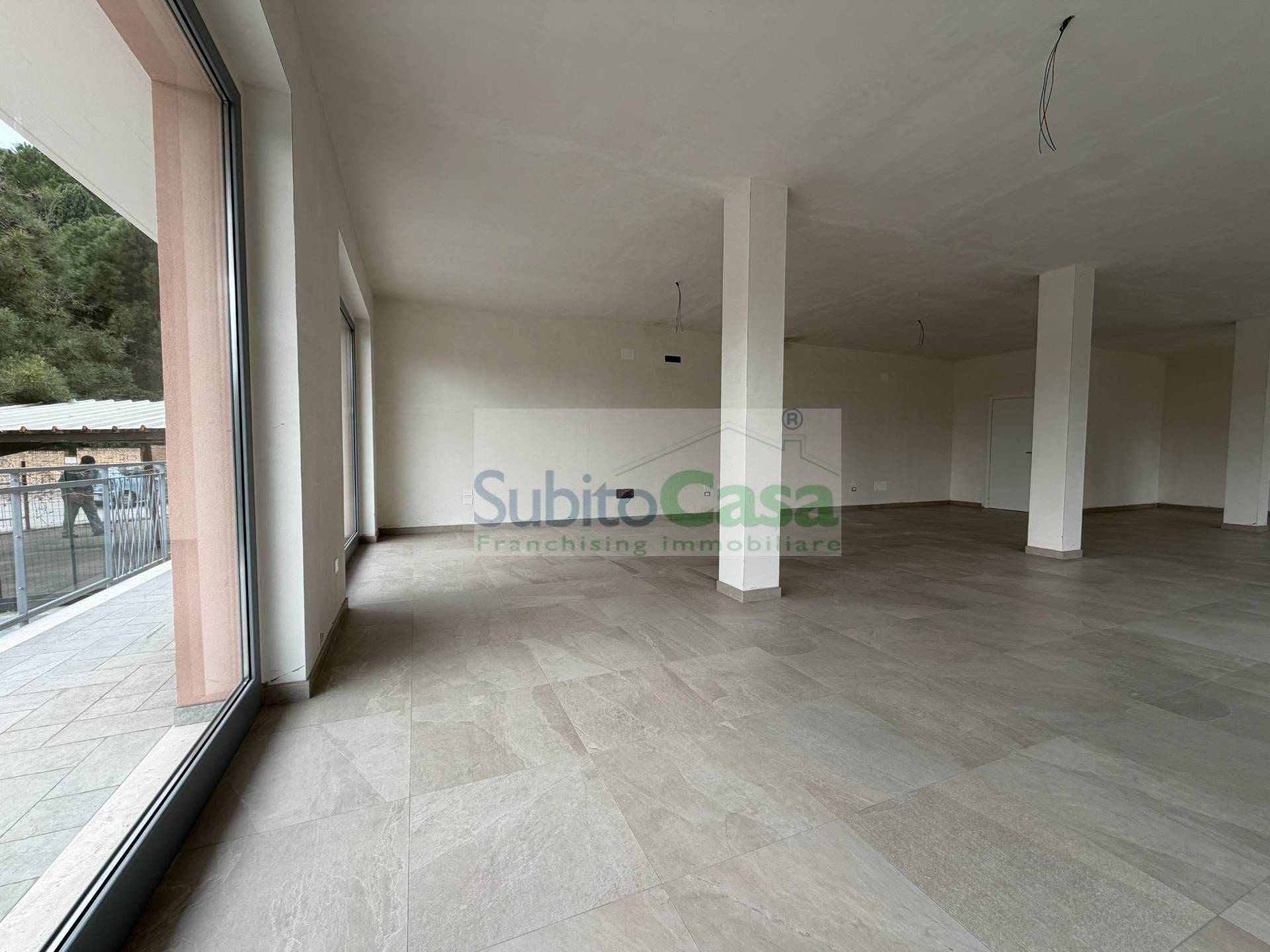 Locale commerciale in affitto a Cepagatti, Cepagatti Centro