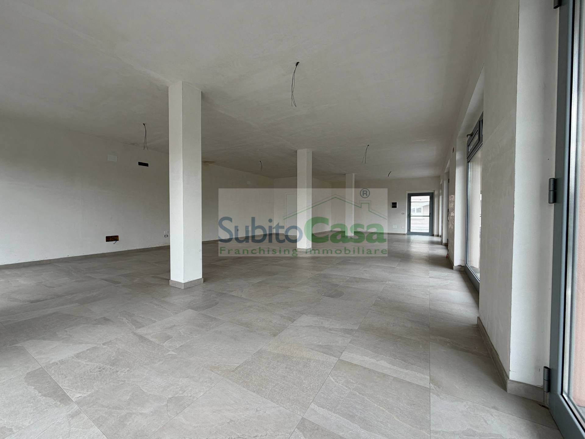 Locale commerciale in affitto a Cepagatti, Cepagatti Centro