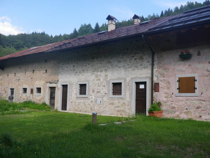 Vendesi rustico con posto auto scoperto a Castel Condino