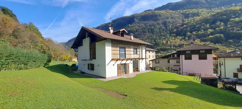 Casa Indipendente in vendita a Pieve di Bono, Strada