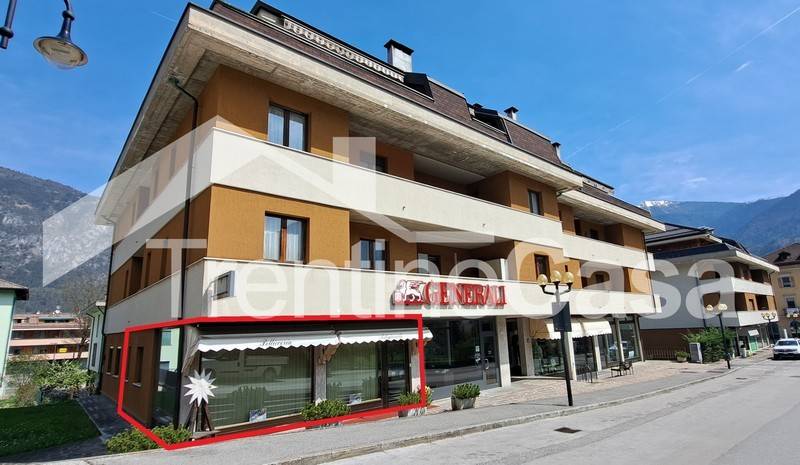 Negozio / Ufficio in vendita a Tione di Trento