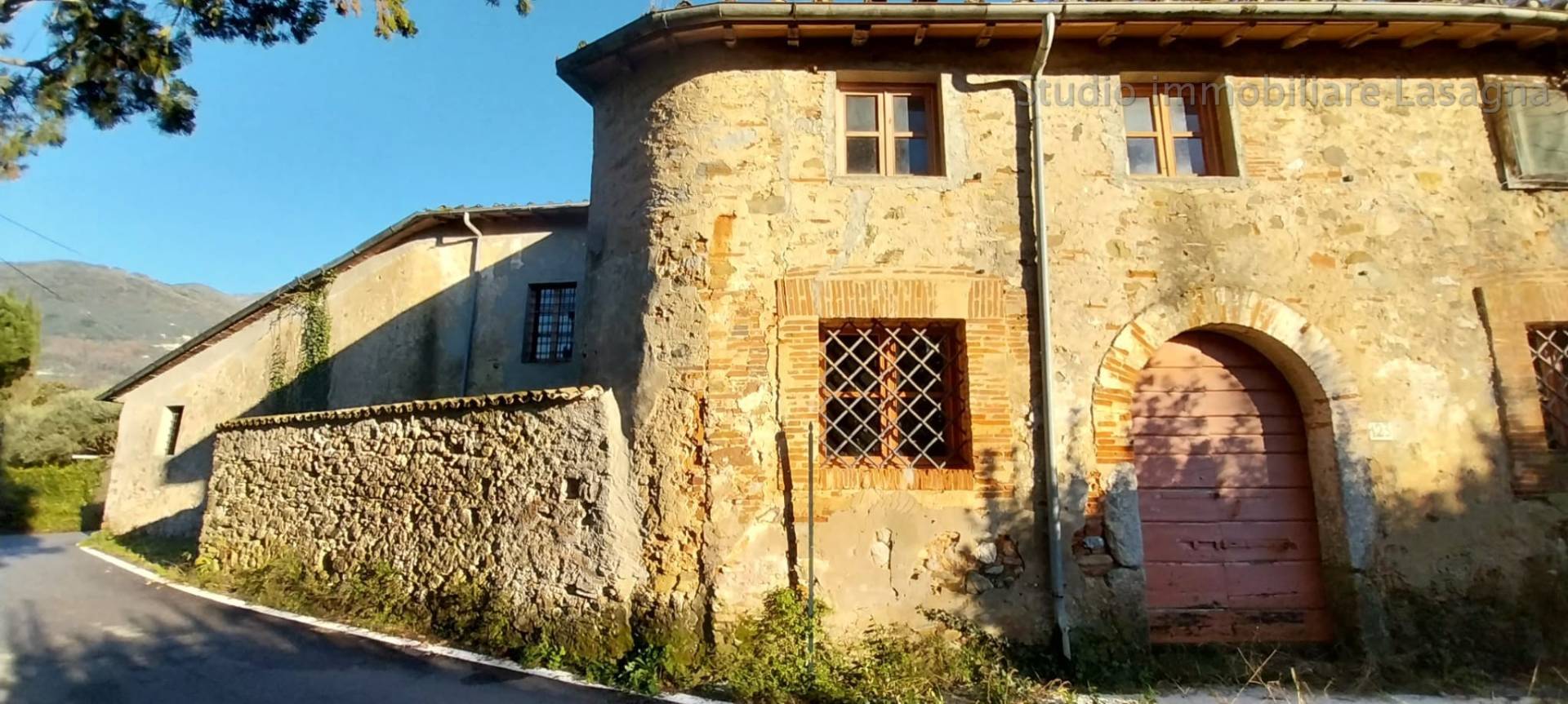 Stabile/Palazzo da ristrutturare a Camaiore