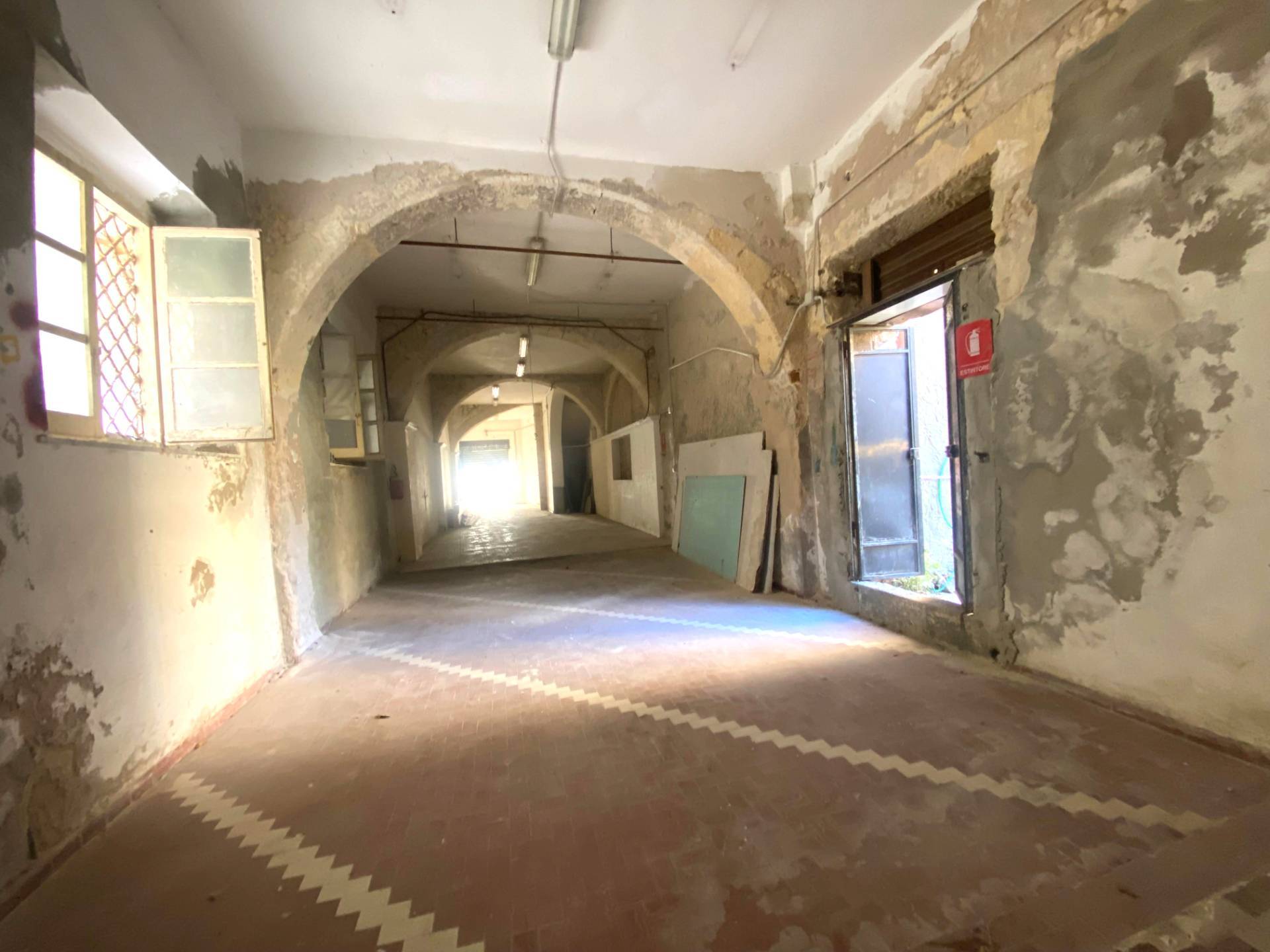 Complesso commerciale in vendita a Cagliari