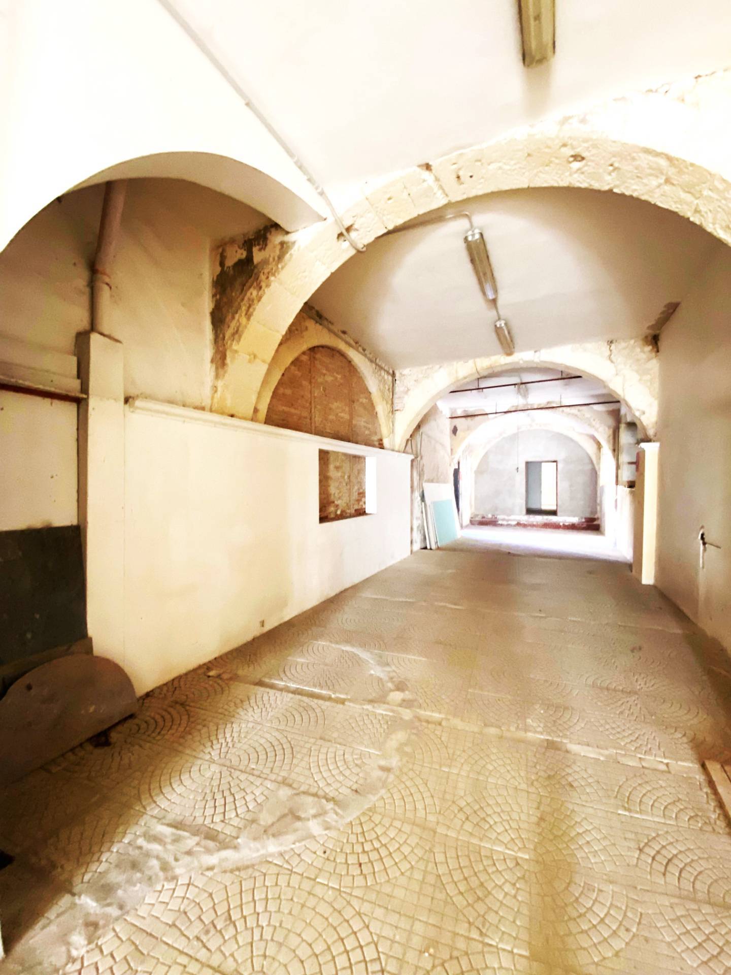 Complesso commerciale in vendita a Cagliari