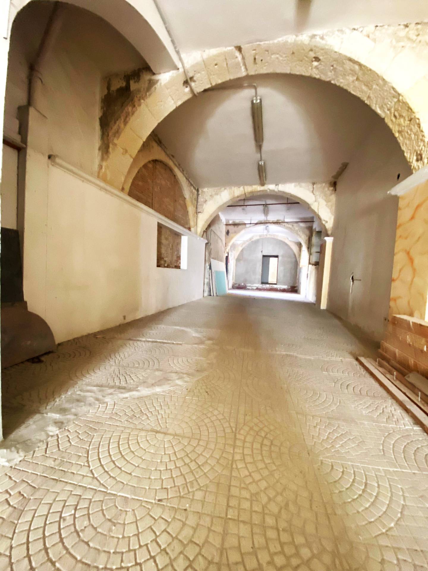 Complesso commerciale in vendita a Cagliari