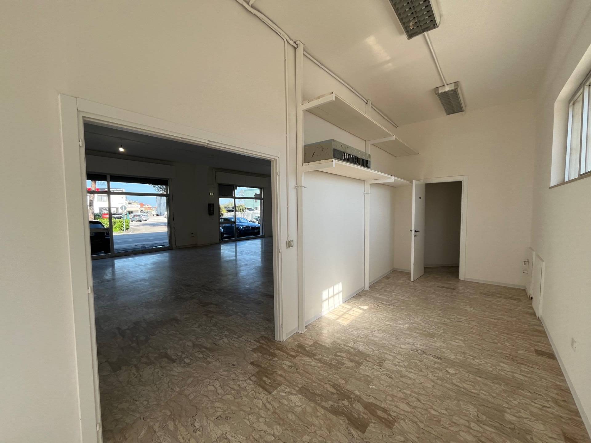 Locale commerciale in affitto a San Giovanni Teatino, Sambuceto