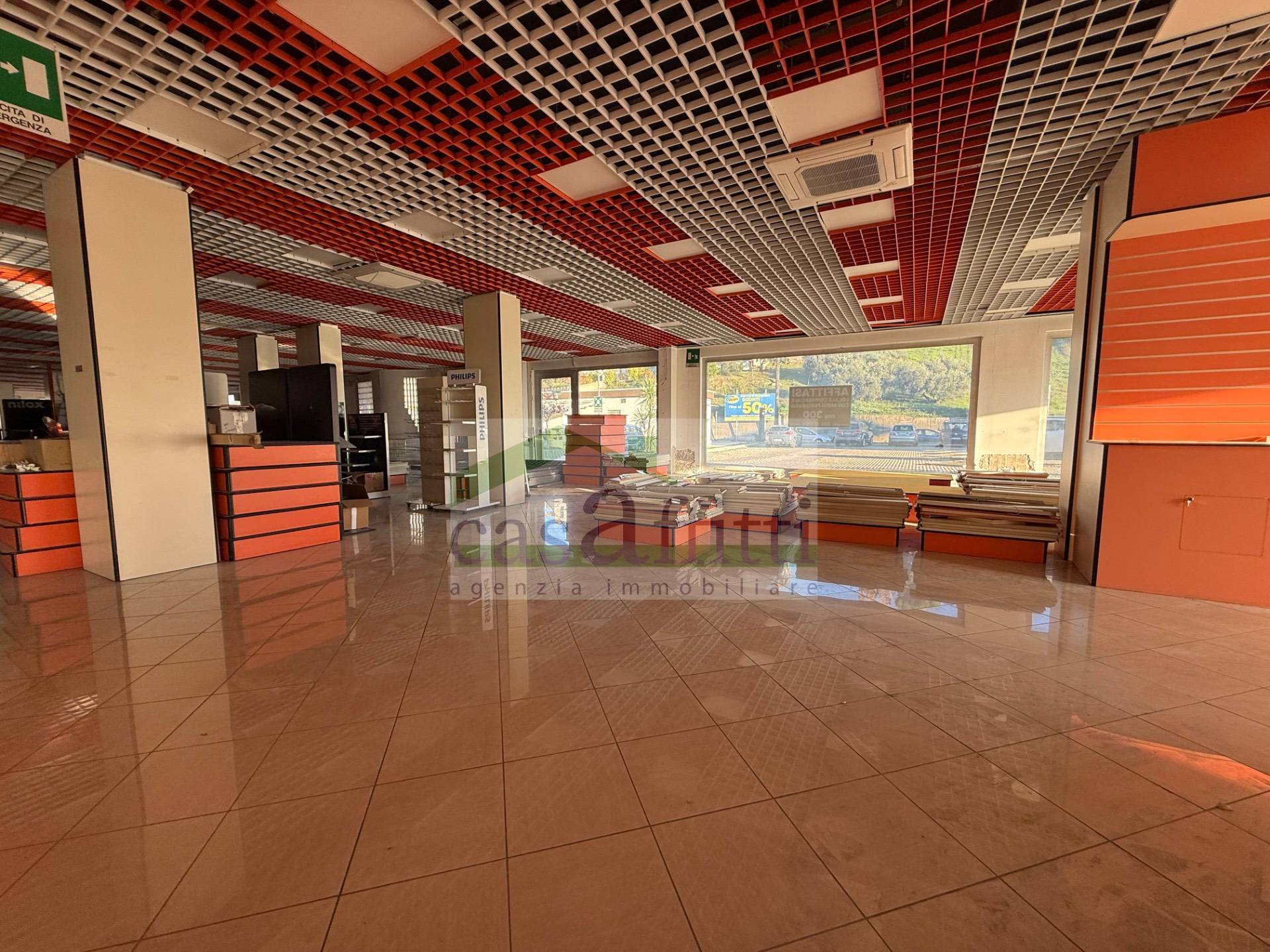 Locale commerciale in affitto a San Giovanni Teatino, Sambuceto