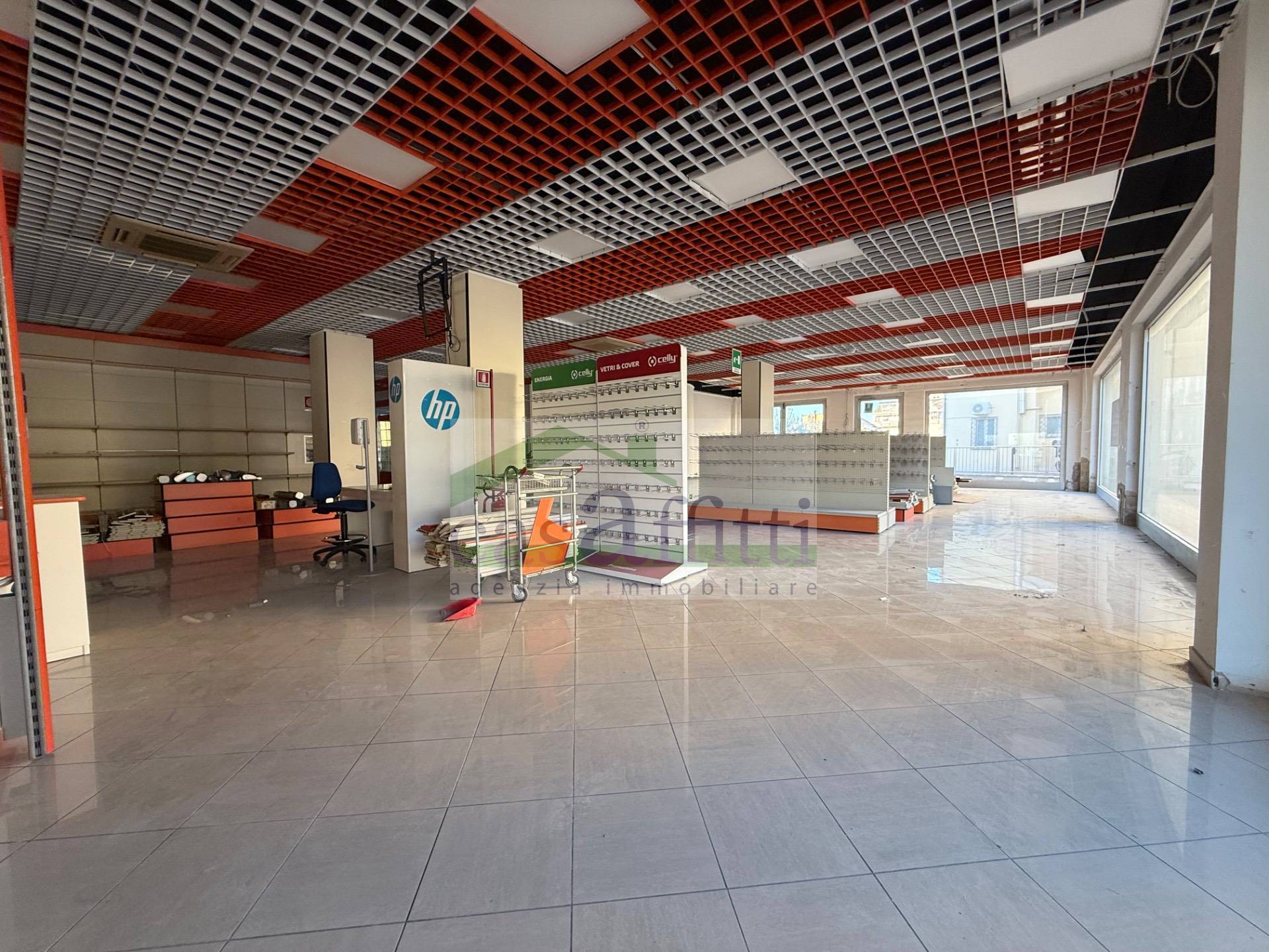 Locale commerciale in affitto a San Giovanni Teatino, Sambuceto