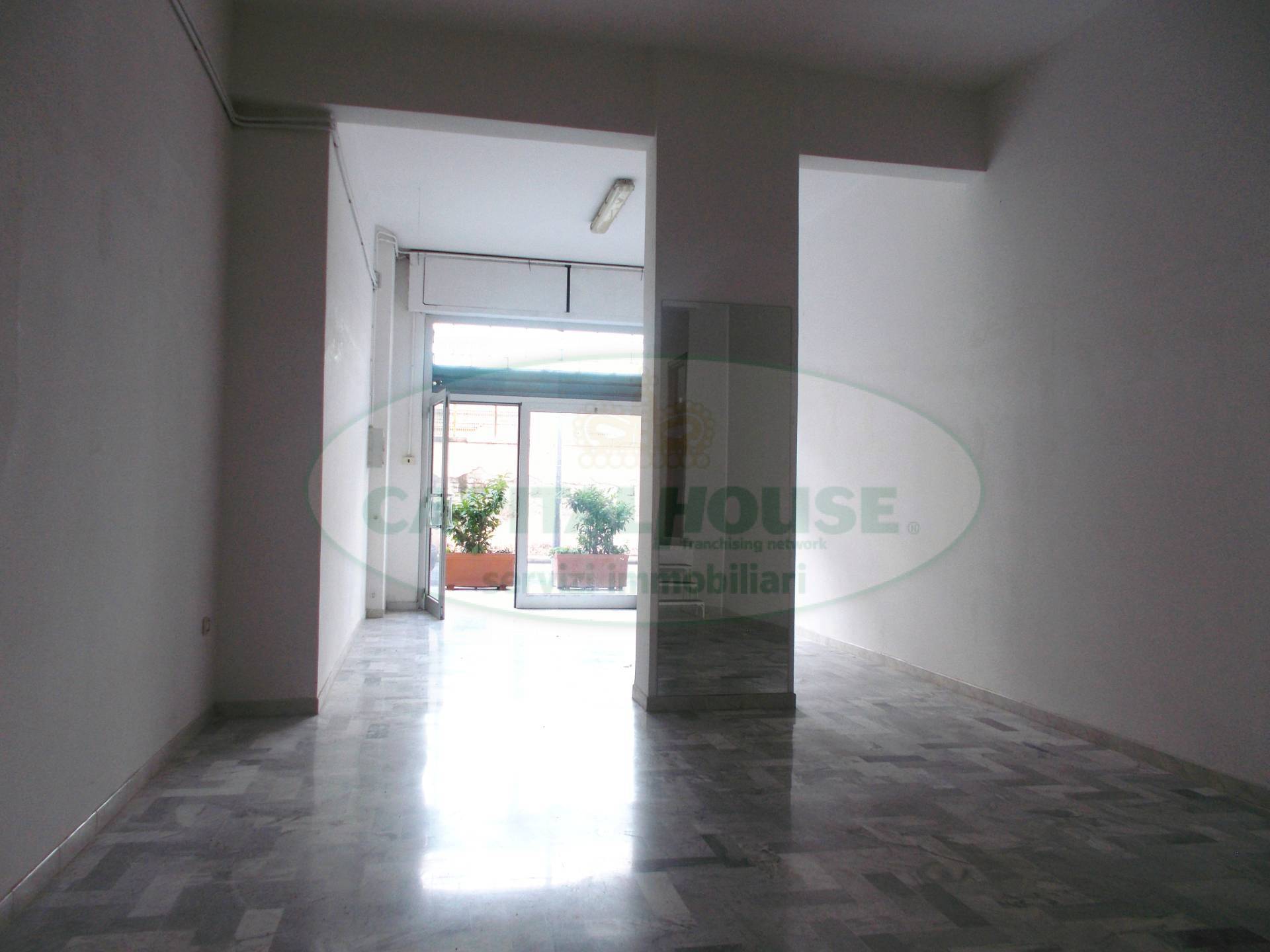 Commerciale in affitto a Santa Maria Capua Vetere, Zona Ufficio